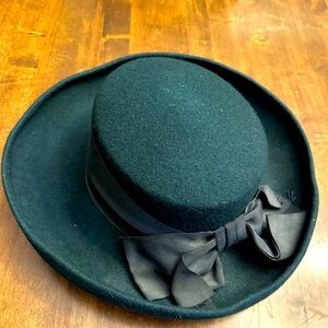 Vintage Toucan Womens‎ Hat Green Black Bow Classic Elegant Curved